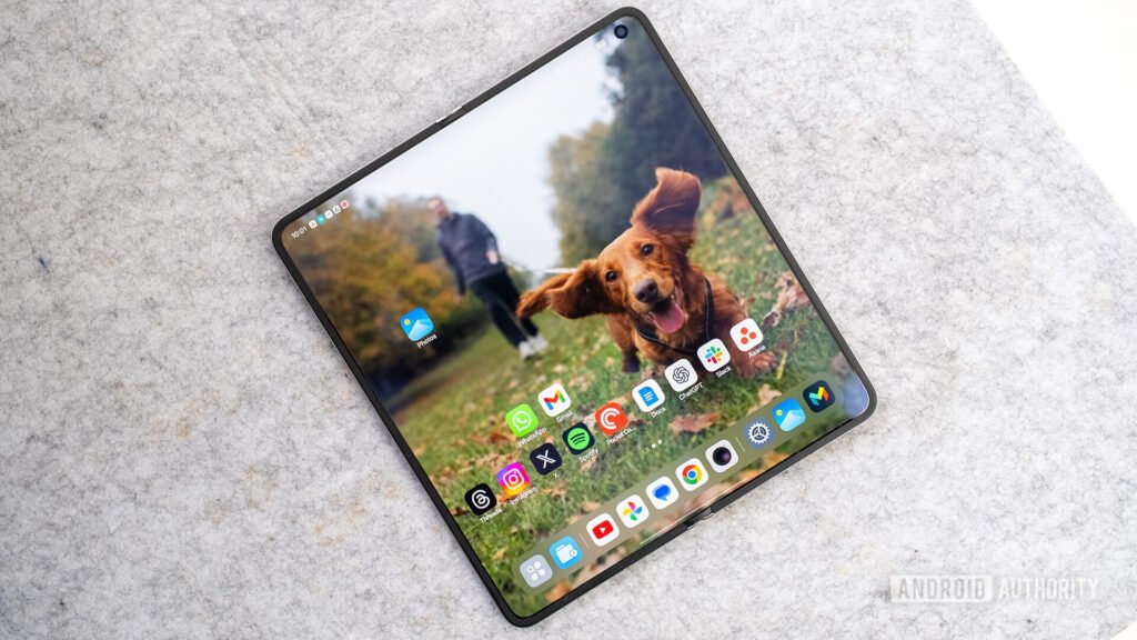 This wide-foldable Android flagship could have a creaseless display